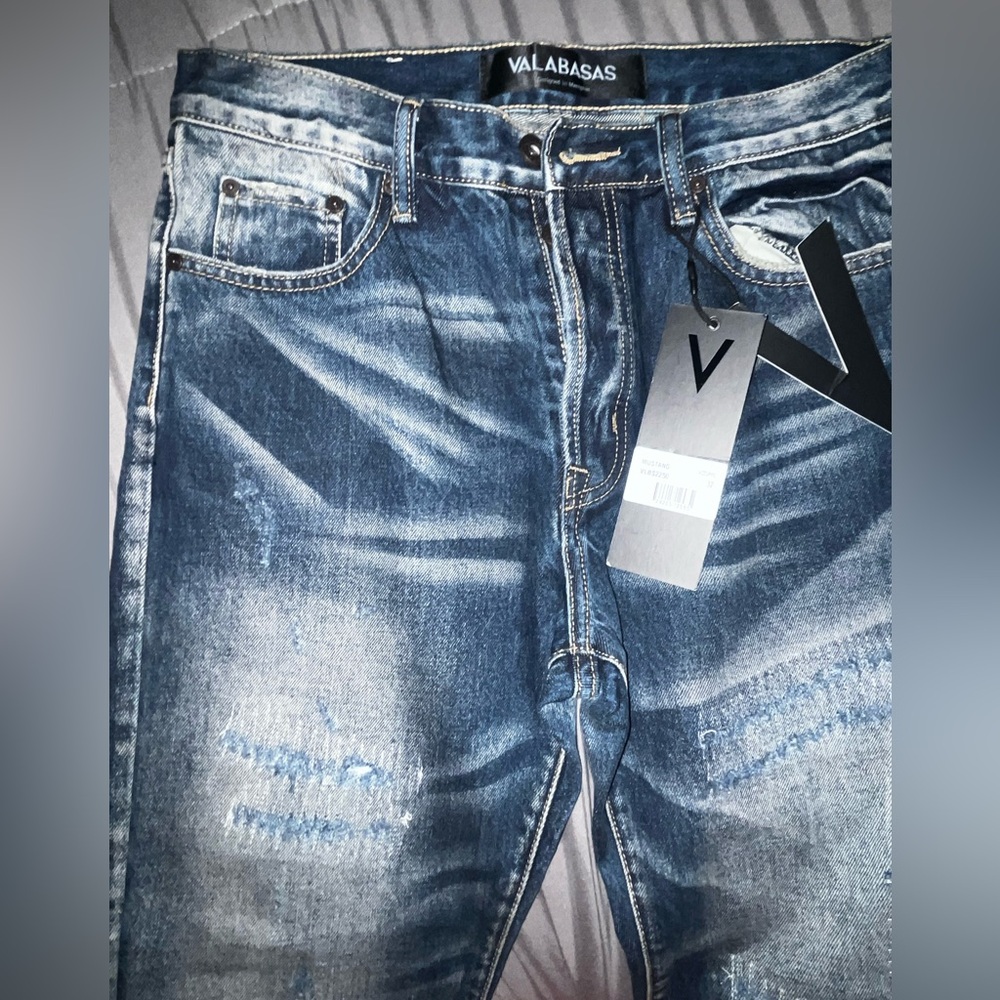 Brand new valabasas Jeans. Great condition. Selling because I can’t fit them